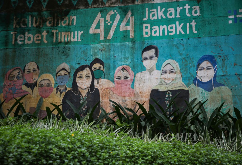 Mural terkait pandemi Covid-19 yang mulai kusam di dekat Stasiun Cawang, Jakarta, Minggu (7/5/2023). Meskipun Organisasi Kesehatan Dunia secara resmi mengumumkan berakhirnya darurat kesehatan global Covid-19 pada Jumat (5/5/2023), masyarakat telah lama berdamai dengan keadaan pandemi Covid-19.