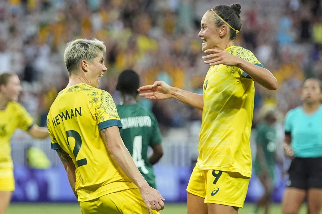 Pemain Australia, Michelle Heyman (kiri) dan Caitlin Foord, melakukan selebrasi setelah Australia mencetak gol keenam dalam pertandingan penyisihan Grup B sepak bola putri Olimpiade Paris 2024 di Stadion Allianz Riviera, Nice, Perancis, Minggu (28/7/2024).