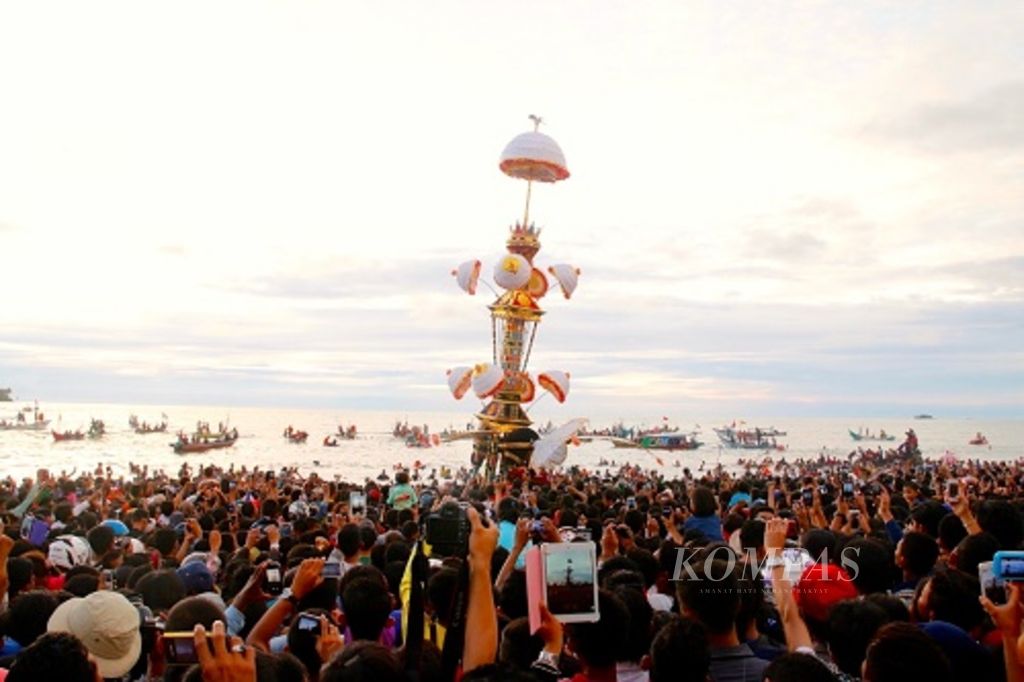 Warga menyaksikan puncak Pesta Budaya Tabuik yang berlangsung di Pantai Gandoriah, Kota Pariaman, Sumatera Barat, Minggu (9/11/2014).