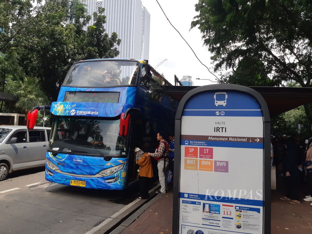Antrean pengunjung terlihat di Halte IRTI Monas, Minggu (14/4/2024). Mereka berlomba memasuki bus untuk bisa menempati tempat duduk terbaik guna menikmati suasana kota Jakarta.