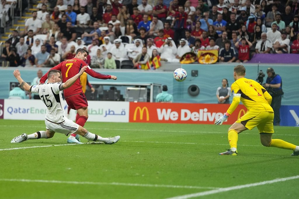Pemain timnas Sapnyol Alvaro Morata (kedua dari kiri) melepas tendangan untuk mencetak gol ke gawang timnas Jerman pada laga penyisihan Grup E Piala Dunia Qatar 2022 di Stadion Al Bayt Stadium, Al Khor, Qatar, Minggu (27/11/2022). Laga berakhir imbang 1-1. 