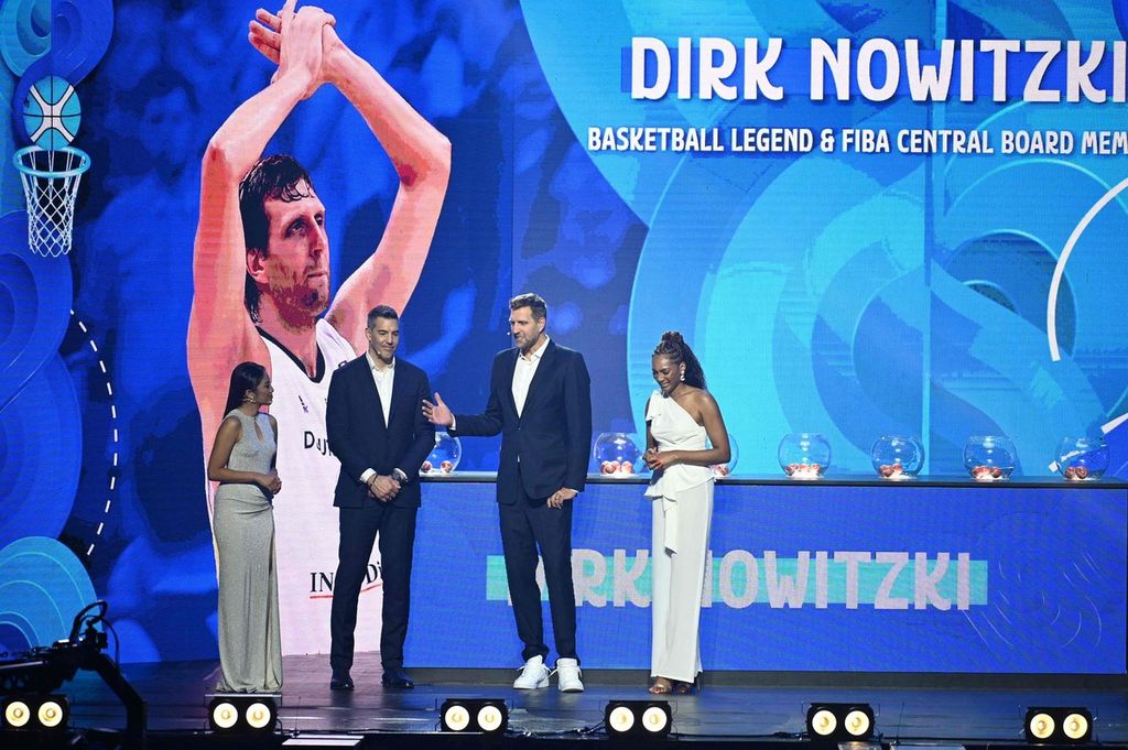 Legenda bola basket Jerman dan anggota Dewan FIBA, Dirk Nowitzki (kedua dari kanan), bersama mantan bintang Argentina dan Duta Besar Piala Dunia FIBA 2023, Luis Scola (kedua dari kiri), mengikuti pengundian peserta di Araneta Coliseum, Quezon City, Filipina, Sabtu (29/4/2023). 