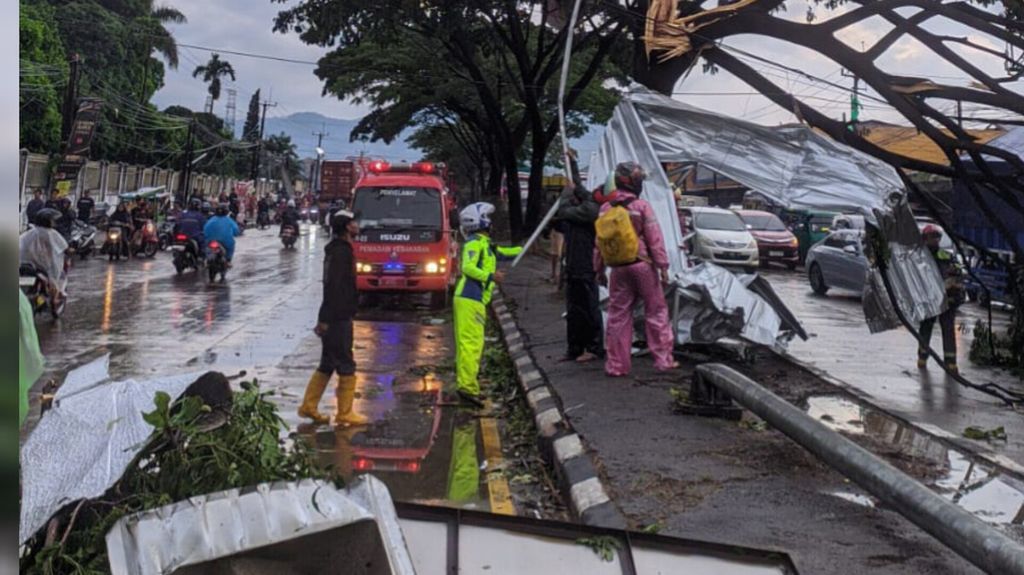 Dampak angin puting beliung di salah satu kecamatan Kabupaten Sumedang, Jawa Barat, Rabu (21/2/2024). Sepuluh rumah warga rusak akibat peristiwa ini.