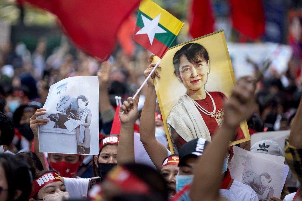 Pengunjuk rasa memegang gambar pemimpin sipil Aung San Suu Kyi selama berdemonstrasi di luar Kedutaan Besar Myanmar di Bangkok, 1 1 Februari 2023.