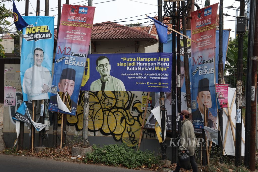 Baliho para calon wali kota Kota Bekasi dipasang secara sembarangan di kawasan Jati Asih, Bekasi, Jawa Barat, Minggu (1/9/2024). 