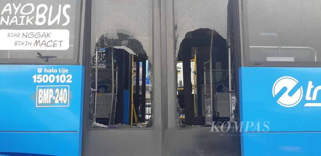 Bus Transjakarta yang rusak karena bertabrakan dalam insiden di Jalan Letjen MT Haryono, Jakarta Timur, Senin (25/10/2021). Kecelakaan terjadi karena sopir berinisial J diduga kuat menabrak karena mengalami serangan epilepsi.