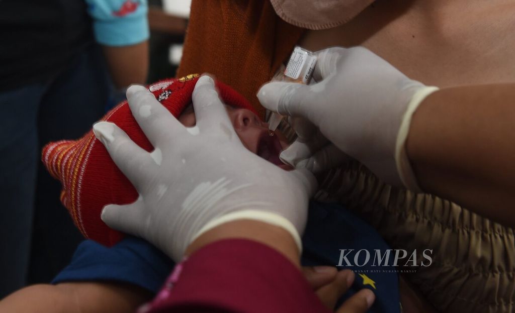 Anak mendapatkan vaksin polio saat Bulan Imunisasi Anak Nasional (BIAN) di Posyandu Anggrek Ungu 2, Kecamatan Wonocolo, Kota Surabaya, Jawa Timur, Selasa (2/8/2022). BIAN dicanangkan pemerintah akibat turun drastisnya cakupan imunisasi dasar lengkap pada bayi. 