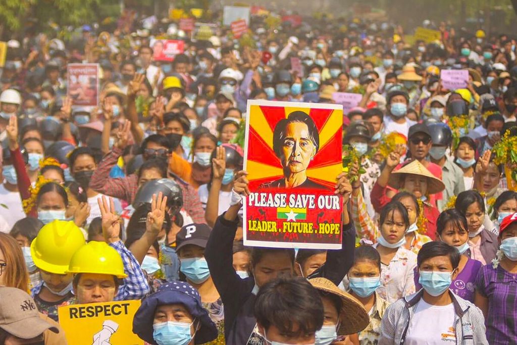 Dalam foto yang diperoleh dari seorang sumber anonim via Facebook pada 1 April 2021, tampak warga yang berunjuk rasa mengangkat gambar pemimpin Myanmar, Aung San Suu Kyi. Unjuk rasa digelar di Monywa, Sagaing, sebuah wilayah di Myanmar.