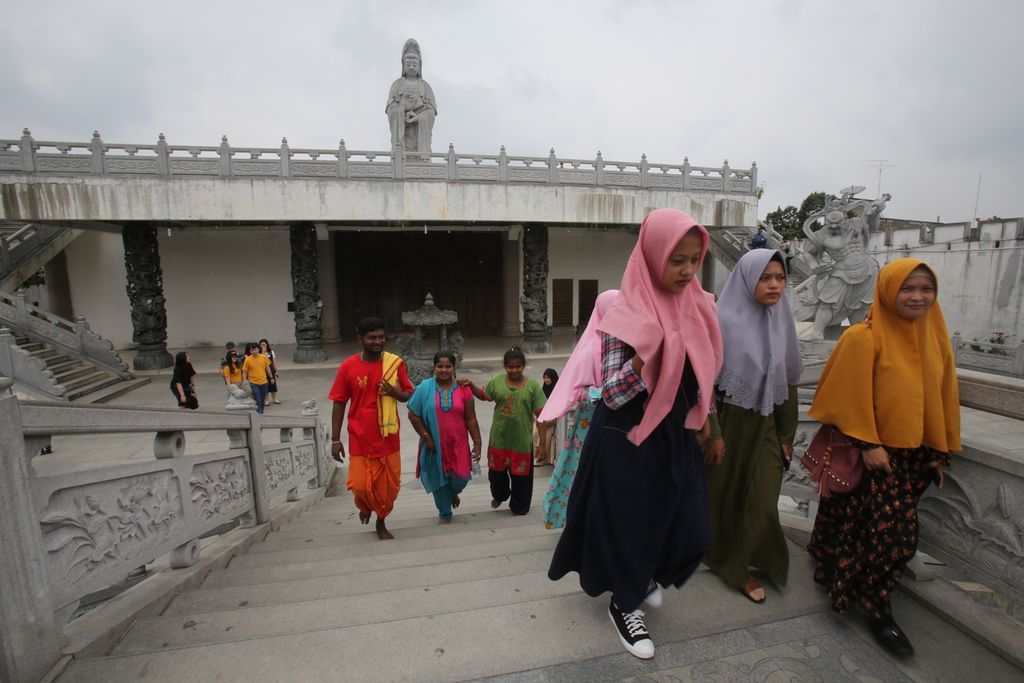 Pengunjung dari berbagai latar belakang dan keyakinan agama berwisata mengunjungi Wihara Avalokitesvara di Pematang Siantar, Sumatera Utara, Minggu (7/7/2019). 