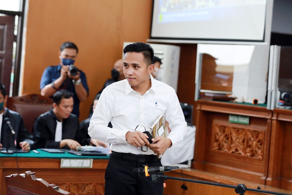 Terdakwa kasus pembunuhan Brigadir J (Nofriansyah Yosua Hutabarat), Richard Eliezer, menyapa awak media dan tamu saat sidang lanjutan pemeriksaan saksi ketika akan dimulai di Pengadilan Negeri Jakarta Selatan, Senin (31/10/2022). 