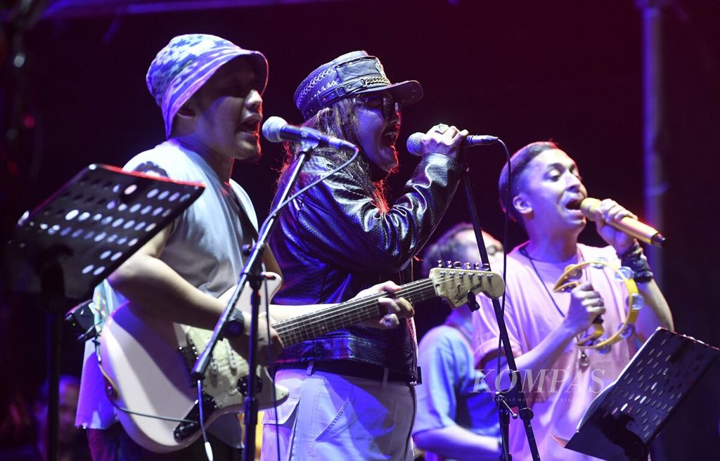 Aksi panggung Jhonny Iskandar (tengah) bersama Orkes Nunung Cs dalam Synchronize Festival 2022 di Gambir Expo, Kemayoran, Jakarta, Jumat (7/10/2022). 