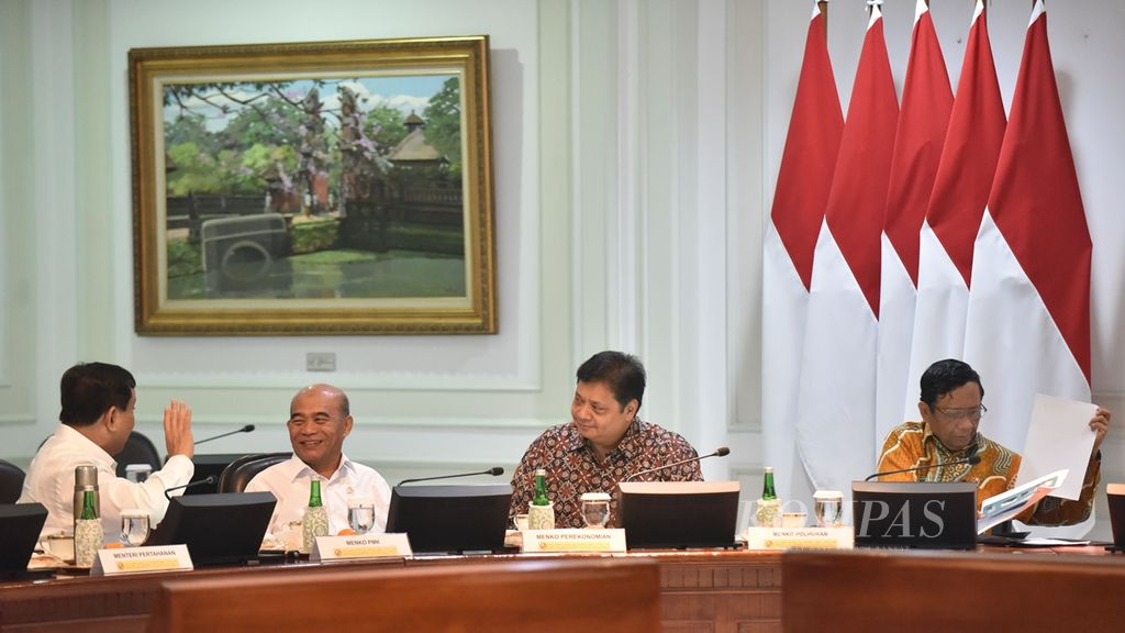 (Dari kiri ke kanan) Menhan Prabowo Subianto, Menko PMK Muhadjir Effendi, Menko Perekonomian Airlangga Hartarto, serta Menkopolhukam Mahfud MD menghadiri rapat terbatas bersama Presiden Joko Widodo untuk membahas Kebijakan Pengadaan Alat Utama Sistem Senjata (Alutsista) di Kantor Presiden, Kompleks Istana Kepresidenan Jakarta, Jumat (22/11/2019). Pada Kesempatan itu, Presiden salah satunya berpesan agar pengadaan alutsista harus melalui proses perencanaan yang matang dan juga bisa selaras dengan perkembangan teknologi di masa mendatang.