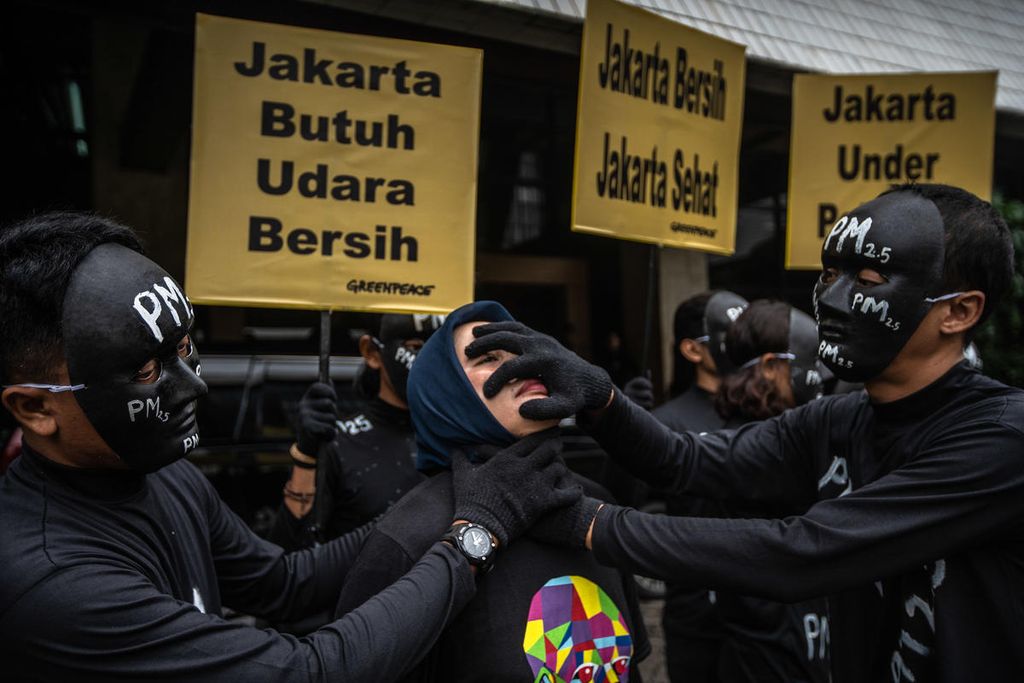 Aksi teatrikal aktivis Greenpeace menanggapi kondisi polusi udara Jakarta yang menjadi terburuk di Asia Tenggara, Selasa (5/3/2019), di Kementerian Lingkungan Hidup dan Kehutanan di Jakarta. 