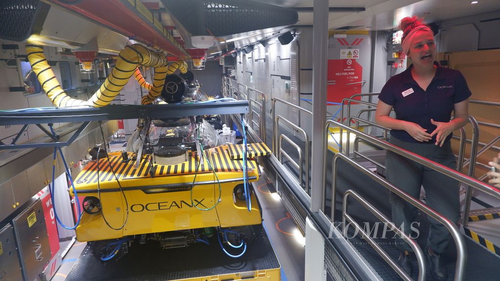Program Director of OceanX, Mattie Rodrigue, led journalists from several countries who were participating in the Philanthropy Asia Summit (PAS) 2024 impact journey aboard the OceanXplorer ship, which docked in Singapore on Wednesday (17/4/2024).