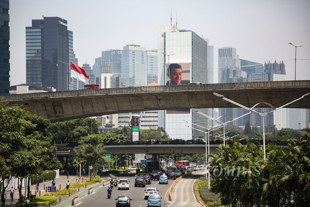 Suasana di jalan protokol Jenderal Sudirman, Jakarta jelang Konferensi Tingkat Tinggi (KTT) ke-43 ASEAN 2023, Senin (4/9/2023). Pengamanan Jakarta ditingkatkan terutama di kawasan Gelora Bung Karno (GBK) yang menjadi tempat berlangsungnya KTT dan penginapan bagi para delegasi.