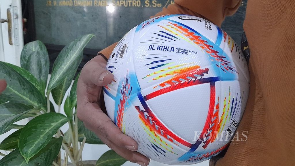 Bola resmi Piala Dunia 2022, Al Rihla, berada di tangan Bupati Madiun Ahmad Dawami Ragil Saputro, Jumat (25/11/2022). Seperti diketahui, Al Rihla dibuat oleh salah satu perusahaan di Kabupaten Madiun, Jawa Timur.