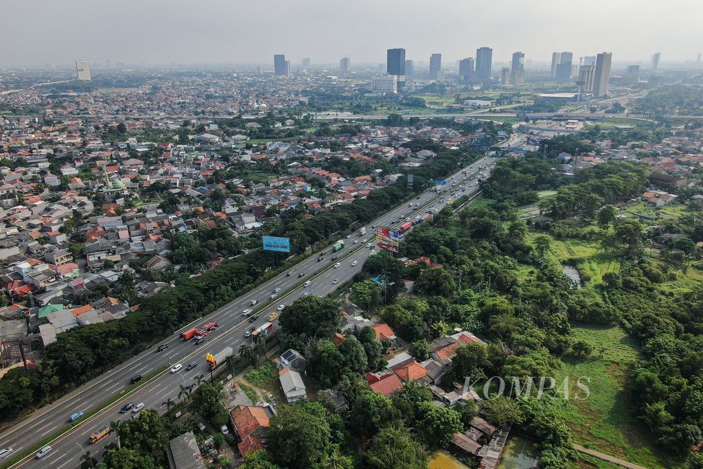 Smooth traffic flow on the Jakarta-Merak Toll Road kilometer 14, Tangerang City, Banten, Tuesday (16/4/2024).