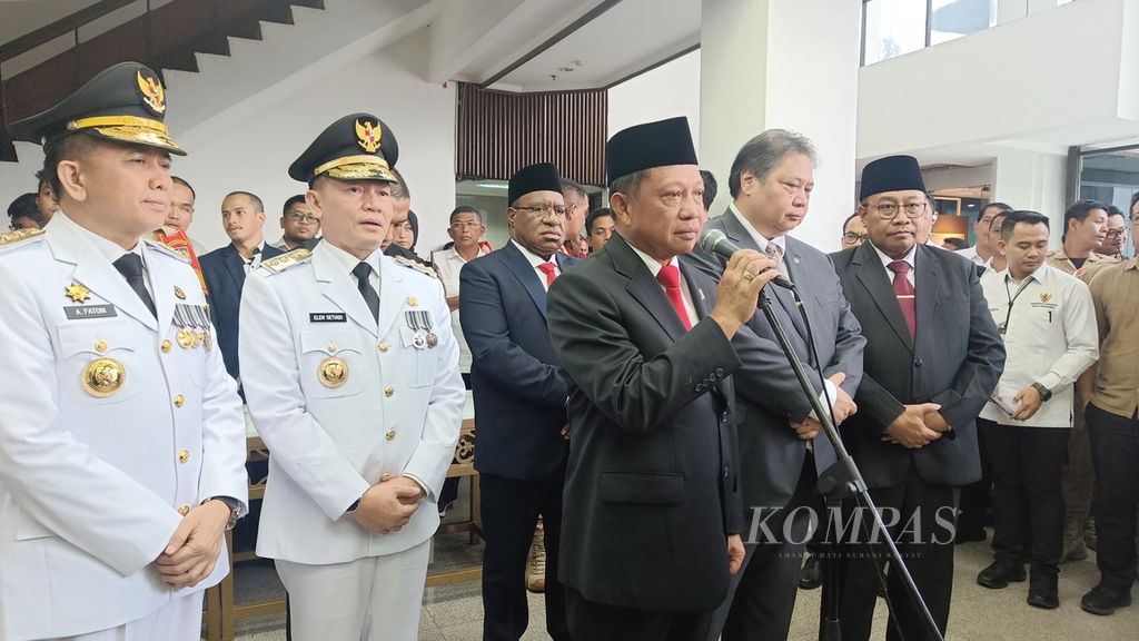 Menteri Dalam Negeri Tito Karnavian (tengah) didampingi Menteri Koordinator Bidang Perekonomian Airlangga Hartarto dan sejumlah Pj Gubernur di Kompleks Kemendagri, Jakarta, Senin (24/6/2024). 