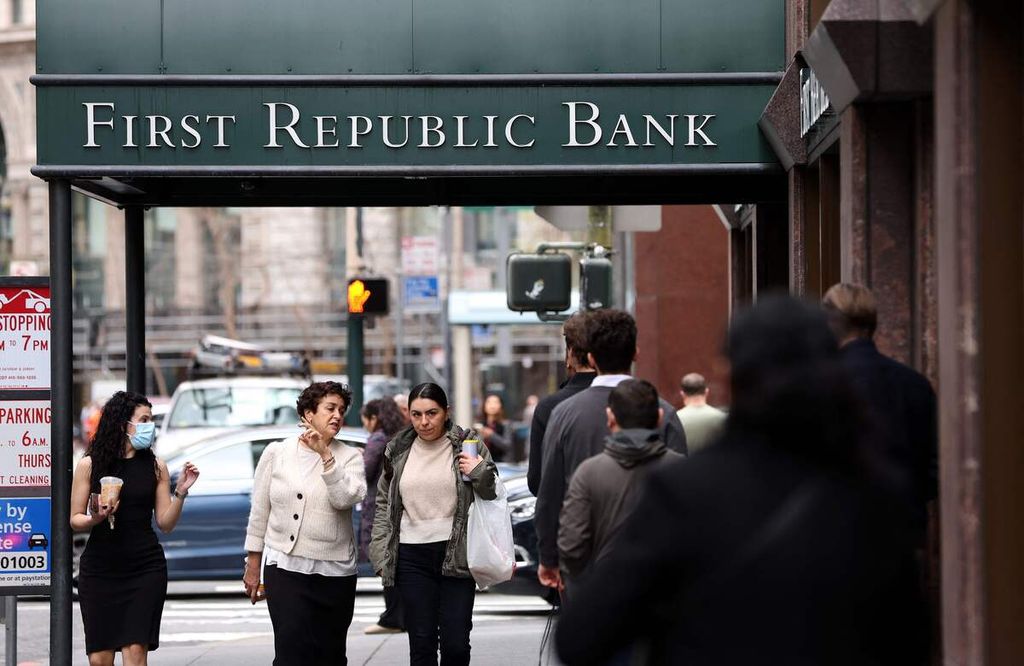 Orang-orang berjalan melintasi kantor pusat First Republic Bank di San Francisco, California, Amerika Serikat, 13 Maret 2023. Saham First Republic anjlok lebih dari 60 persen setelah krisis Silicon Valley Bank dan Signature Bank berimbas pada perbankan AS. 