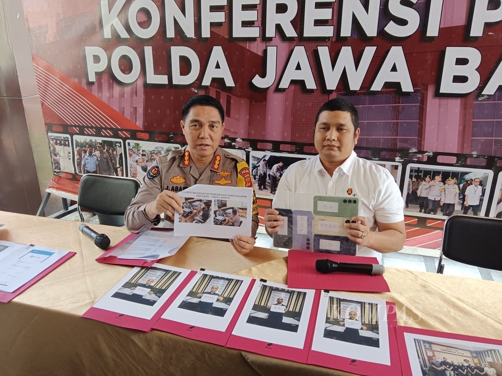 Kabid Humas Polda Jawa Barat Komisaris Besar Jules Abast memublikasikan kasus penipuan jasa seksual daring oleh empat pelaku di Markas Polda Jabar, Kota Bandung, Rabu (4/9/2024). Seorang korban dalam kasus ini mengalami kerugian hingga Rp 38 juta.