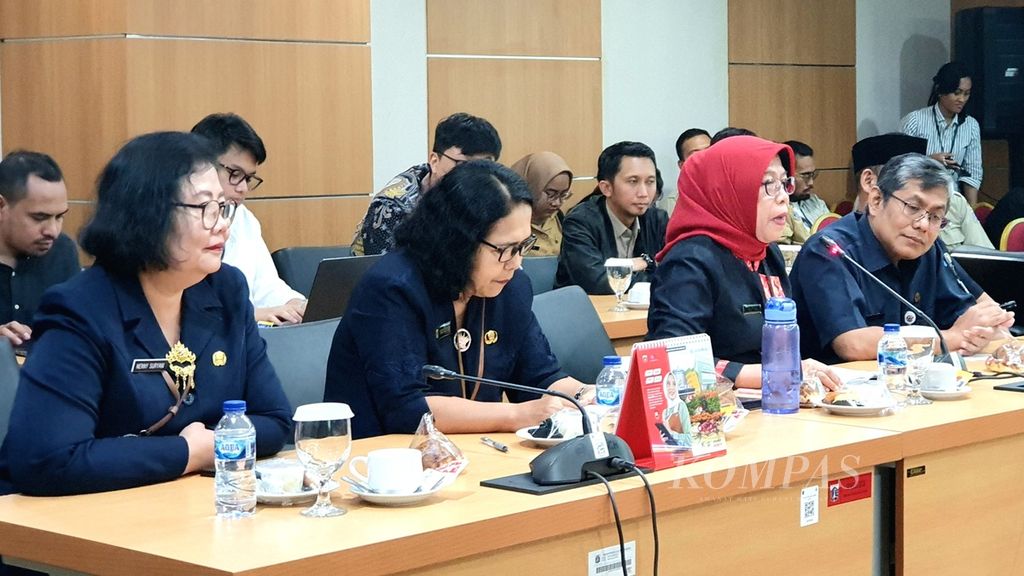 Perwakilan Kepala Sekolah di DKI Jakarta berbicara saat rapat antara Dinas Pendidikan DKI Jakarta dengan Komisi E DPRD DKI Jakarta di Ruang Rapat Komisi E DPRD DKI Jakarta, Kebon Sirih, Jakarta Pusat, Selasa (23/7/2024). Mereka membahas polemik <i>cleansing</i> atau pemberhentian hubungan kerja ratusan guru honorer di DKI Jakarta.