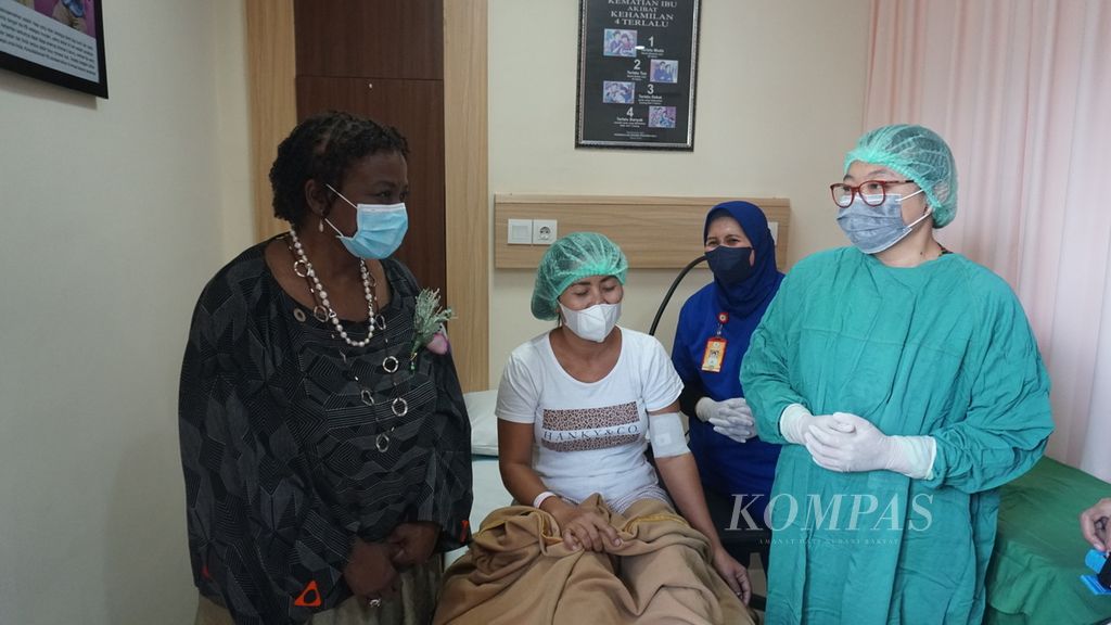 Executive Director of the United Nations Population Fund (UNFPA) Natalia Kanem (left) visited contraceptive services at Prima Media Hospital in Denpasar, Bali, on Monday (12/6/2023).