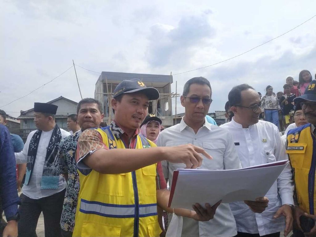 Penjabat Gubernur DKI Jakarta Heru Budi Hartono saat meninjau tanggul Pantai Kalibaru di kawasan Cilincing, Jakarta Utara, Jumat (20/1/2023).
