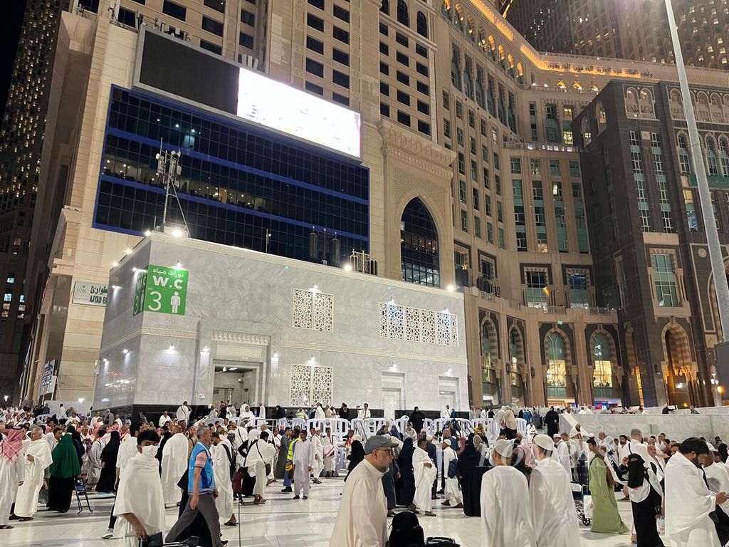 The Masjidil Haram complex in the city of Mecca, Saudi Arabia, is crowded with members of the Hajj congregation from various countries who are performing the obligatory Umrah pilgrimage on Wednesday night, May 22, 2024.