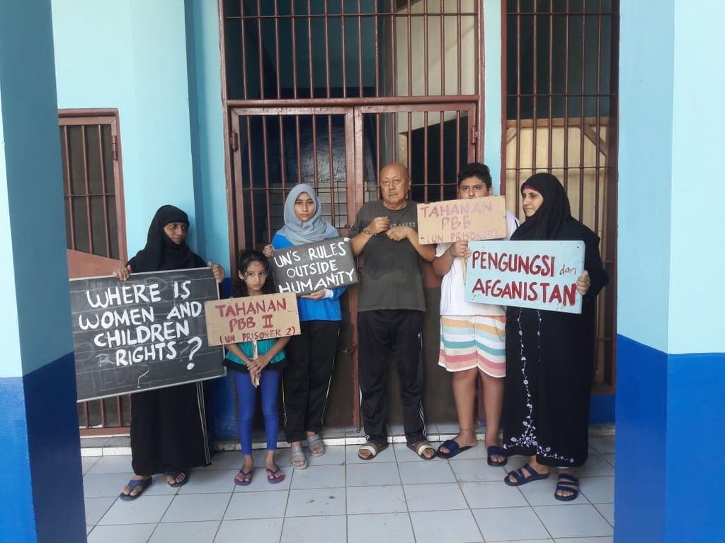 Dari kiri ke kanan: Amira Mustafa, Tahanan PBB II alias Sakinah, Fatimah, Rahim, Tahanan PBB I alias Nur, dan Aqila Douraiyah, saat menggelar protes di Rumah Detensi Imigrasi Manado, Sulawesi Utara, setelah permohonan status pengungsi mereka ditolak UNHCR, 14 Januari 2019.
