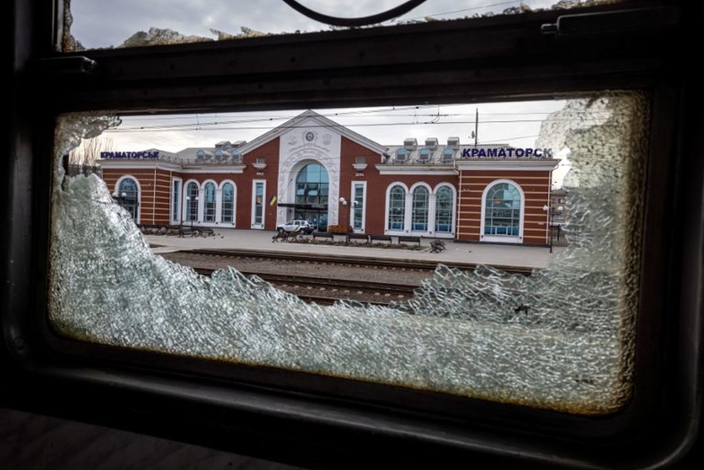 Foto pada 8 April 2022 memperlihatkan stasiun kereta di Kramatorsk, Ukraina timur, setelah serangan roket yang menewaskan sedikitnya 50 orang. Serangan terjadi saat warga sipil menyelamatkan diri dari wilayah Donbas yang diserang pasukan Rusia. 