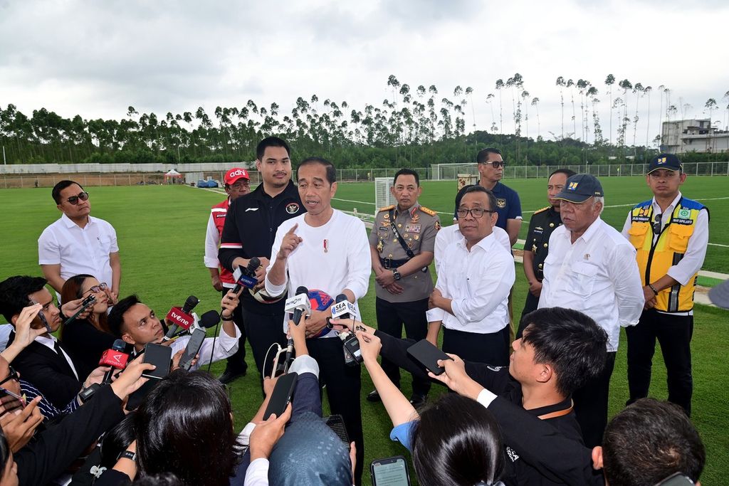 Presiden Joko Widodo mengunjungi pusat pelatihan (<i>training center</i>) PSSI di Ibu Kota Nusantara, Kabupaten Penajam Paser Utara, Provinsi Kalimantan Timur, Selasa (13/8/2024).