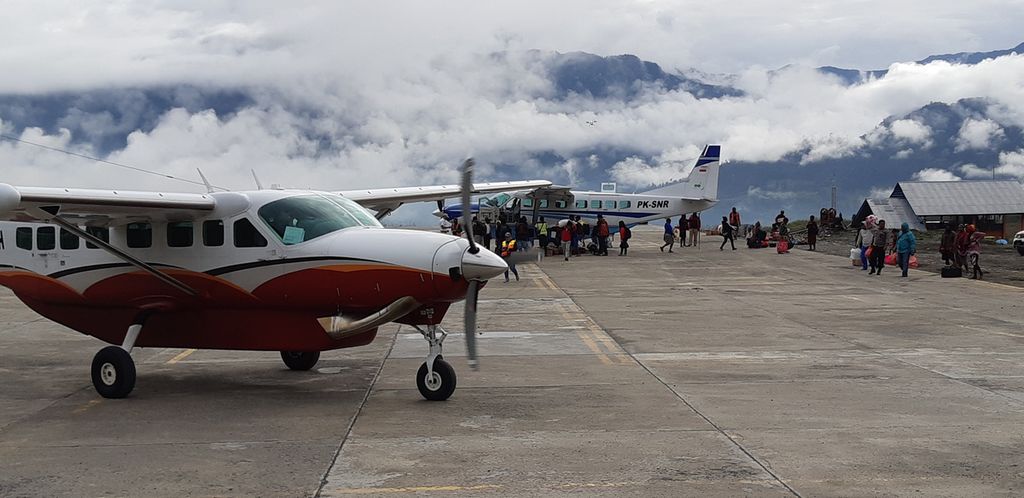 Aktivitas penumpang di Bandar Udara Ilaga, daerah Aminggaru, Kabupaten Puncak, Papua, Kamis (19/12/2019).