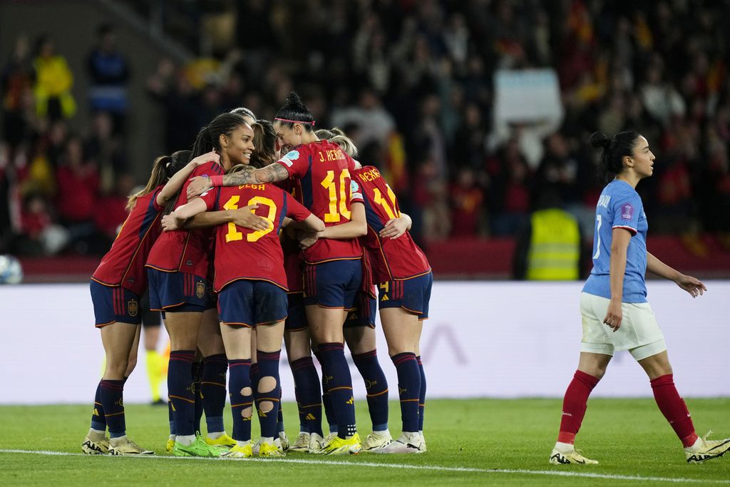Para pemain timnas putri Spanyol melakukan selebrasi setelah Mariona Caldentey mencetak gol kedua dalam final UEFA Women's Nations League di Stadion La Caturja, Sevilla, Spanyol, Kamis (29/2/2024) dini hari WIB. Spanyol mengalahkan Perancis, 2-0. 
