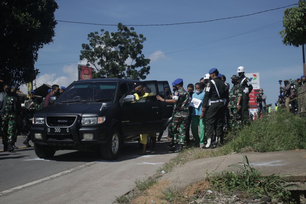 Petugas Polisi Militer bersama tersangka dan saksi melakukan rekonstruksi adegan kecelakaan yang melibatkan tiga anggota TNI Jalan Nasional III, Desa Ciaro, Kecamatan Nagreg, Kabupaten Bandung, Jawa Barat, Senin (3/1/2022). 
