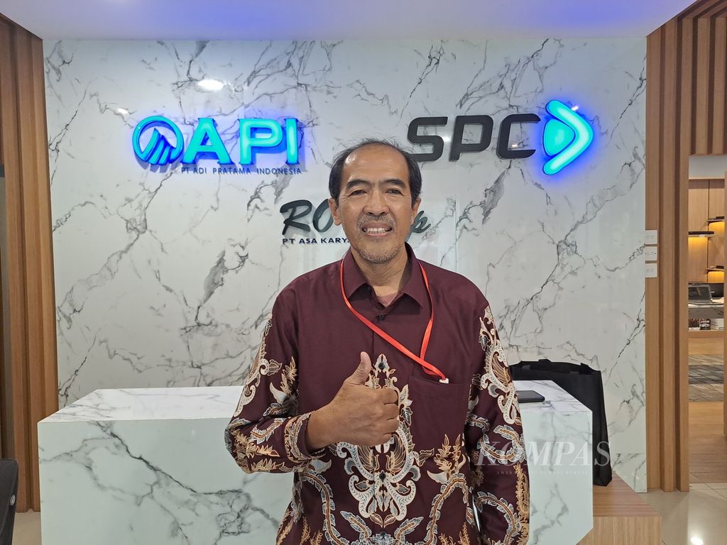 Direktur Operasional PT Adi Pratama Indonesia Tri Isyanta di pabriknya, Jalan Raya Curug, Kabupaten Tangerang, Jumat (1/12/2023). Pabrik ini merakit barang elektronik dengan merek lokal SPC.