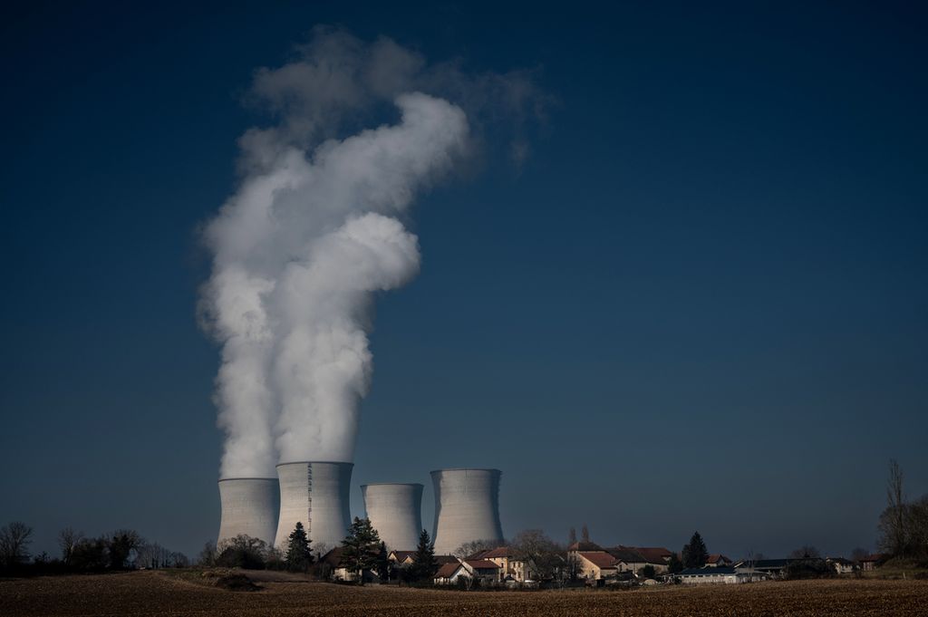 Asap membubung naik dari cerobong pembangkit listrik tenaga nuklir di Saint-Vulbas, Perancis, Selasa (25/1/2022). Pembangkit itu berperan penting dalam memacu perkembangan ekonomi di daerah itu.