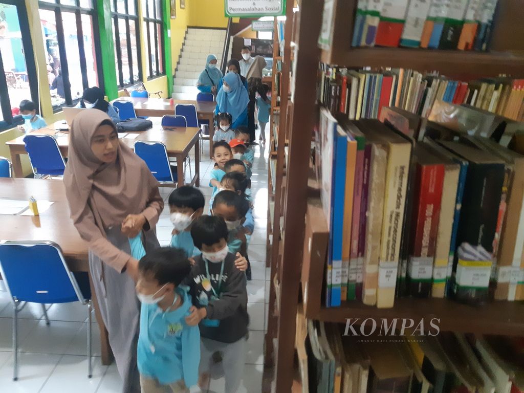 Sejumlah peserta didik TK ABC Montessori mengikuti acara tur Perpustakaan 400 di Kota Cirebon, Jawa Barat, Selasa (17/1/2023). 
