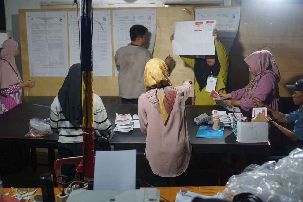 Suasana penghitungan surat suara di TPS 20 RT 020 Kelurahan Margo Mulyo, Kecamatan Balikpapan Barat, Kota Balikpapan, Kalimantan Timur, sekitar pukul 19.00 Wita, Rabu (14/2/2024).