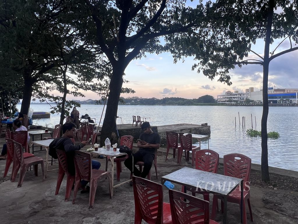 Pengunjung menanti saat berbuka puasa di tepi Danau Tanjung Bunga, Makassar, Sulawesi Selatan, Sabtu (25/3/2023).