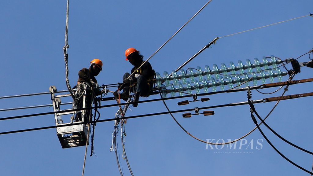 Teknisi menyelesaikan pekerjaan rekonduktoring jalur transmisi saluran udara tekanan tinggi 150.000 volt Muara Karang - Pantai Indah kapuk di kawasan Penjaringan, Jakarta Utara, Sabtu (9/2/2019). Pekerjaan ini dilakukan untuk menambah keandalan pasokan listrik di wilayah Jakarta dan memperkuat daya hantar listrik.