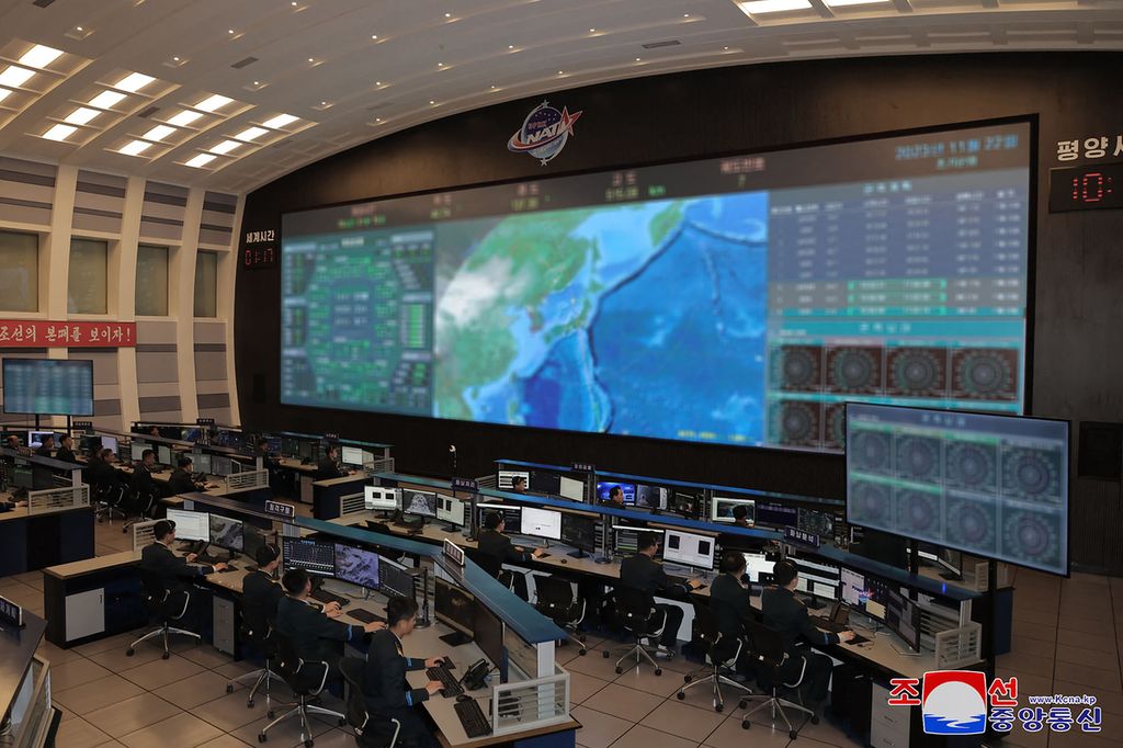 Situasi pusat kendali  antariksa milik Korea Utara di Pyongyang, dalam foto yang dirilis pada 22 November 2023. Sehari sebelumnya, negara itu meluncurkan satelit mata-mata. 