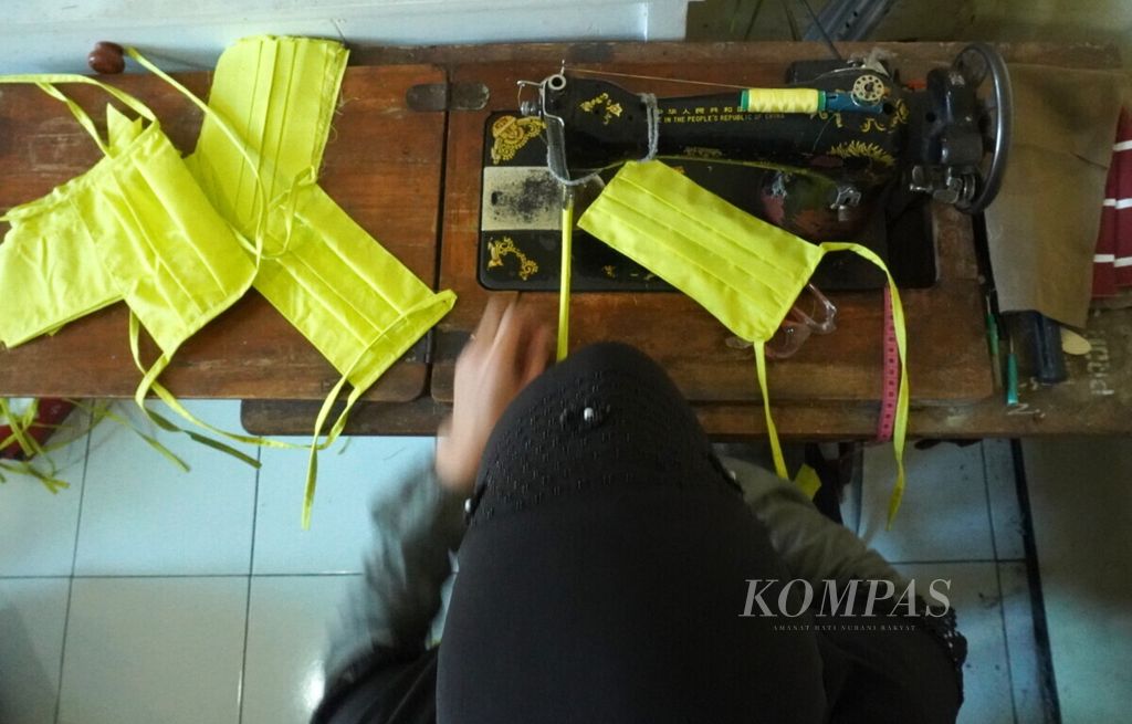 Seorang difabel sedang memproduksi masker kain di Kantor Difabel Slawi Mandiri, Desa Banjaran, Kecamatan Adiwerna, Kabupaten Tegal, Jateng, Jumat (17/4/2020). Sebagian difabel memberdayakan diri dengan cara membuat masker kain.
