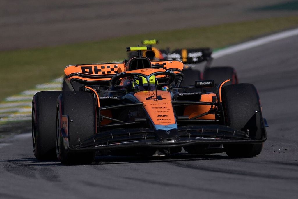 Pebalap McLaren Lando Norris memacu mobilnya saat balapan sprint Formula 1 seri Brasil, Minggu (5/11/2023) dini hari WIB.