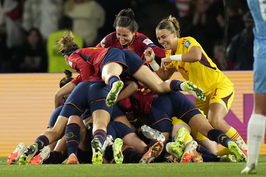 Para pemain Spanyol meluapkan kegembiraan setelah wasit meniup peluit panjang di akhir laga final Piala Dunia Putri 2023 antara Spanyol dan Inggris di Stadion Australia, Sydney, Minggu (20/8/2023). 