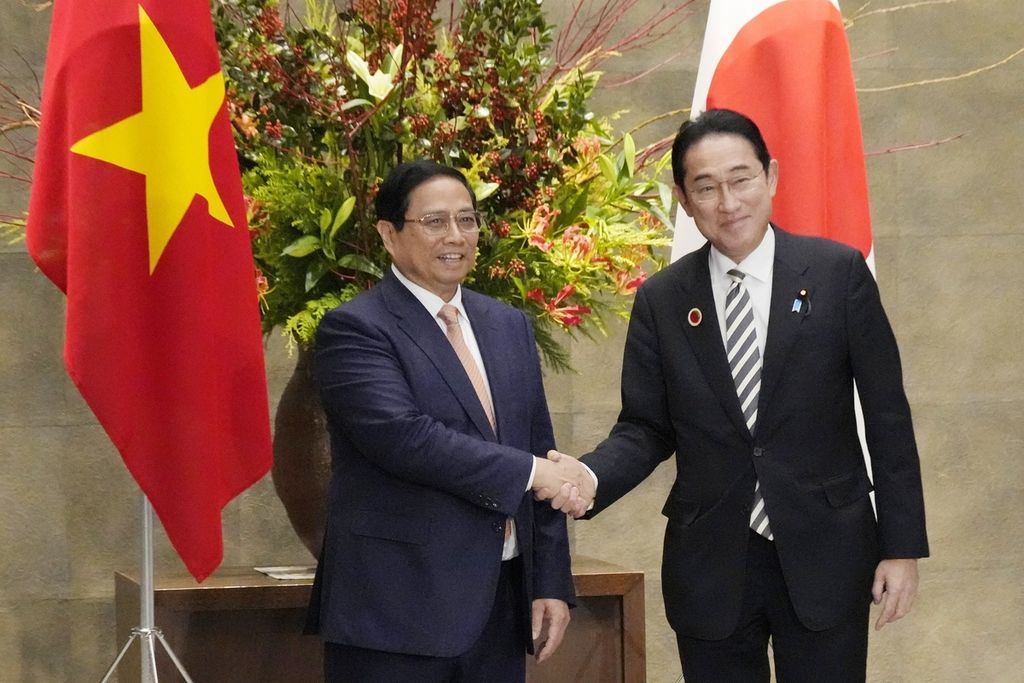 Perdana Menteri Vietnam Pham Minh Chinh berjabat tangan dengan Perdana Menteri Jepang Fumio Kishida setelah pertemuan di Kantor PM Jepang, Sabtu (16/12/2023).  Pertemuan ini dalam rangka Konferensi Tingkat Tinggi (KTT) Perayaan 50 Tahun ASEAN-Jepang.