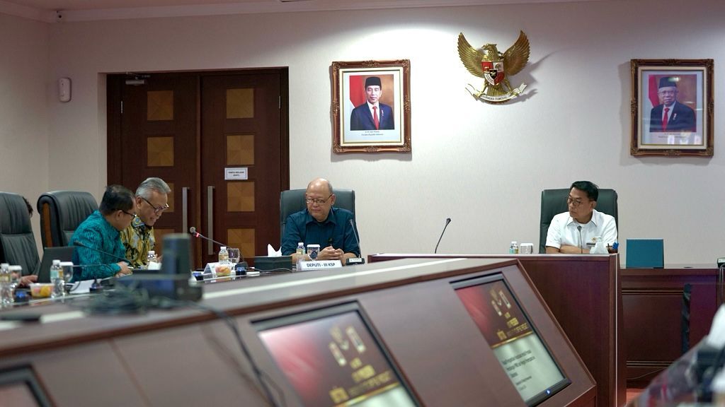 Kepala Staf Kepresidenan Moeldoko (baju putih), didampingi Deputi III KSP Edy Priyono, dalam rapat pengambilan keputusan terkait protokol pemulangan pekerja migran Indonesia (PMI) bermasalah dari negara penempatan ke debarkasi di Gedung Bina Graha, kompleks Istana Kepresidenan, Jakarta, Selasa (16/1/2024).