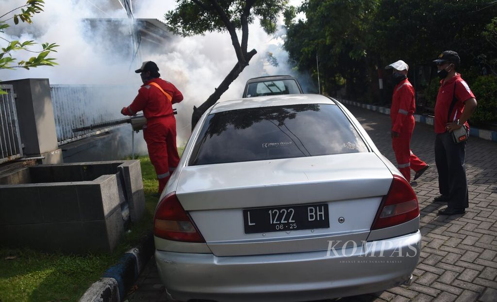 Petugas melakukan <i>foggin</i>g di komplek perumahan Deltasari Indah, kecamatan Waru , Kabupaten Sidoarjo, Minggu (13/6/2021). 