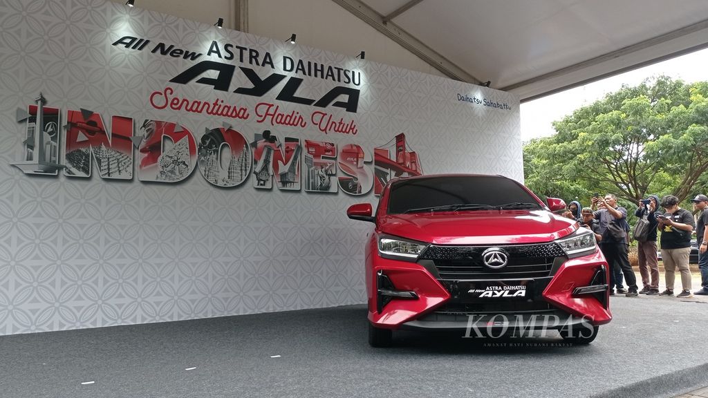 Tampak depan All New Astra Daihatsu Ayla yang dikenalkan Daihatsu di Hutan Kota Gelora Bung Karno, Senayan, Jakarta Pusat, Rabu (15/2/2023).