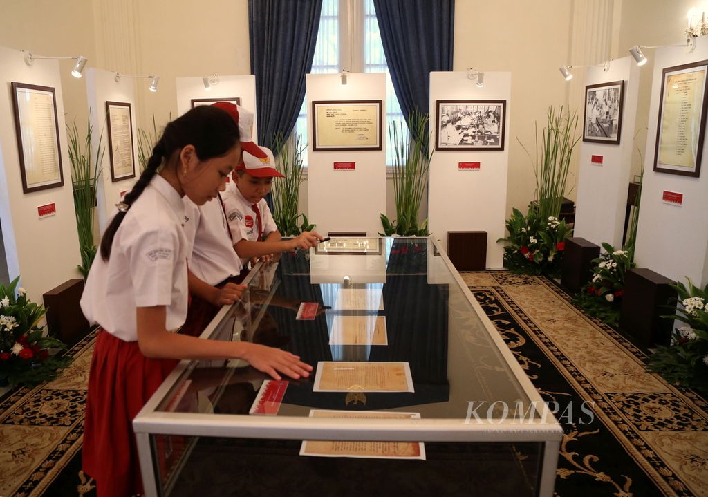 Siswa memperhatikan naskah-naskah sejarah lahirnya Pancasila yang dipamerkan di Gedung Pancasila, Jakarta, Kamis (1/6/2017).