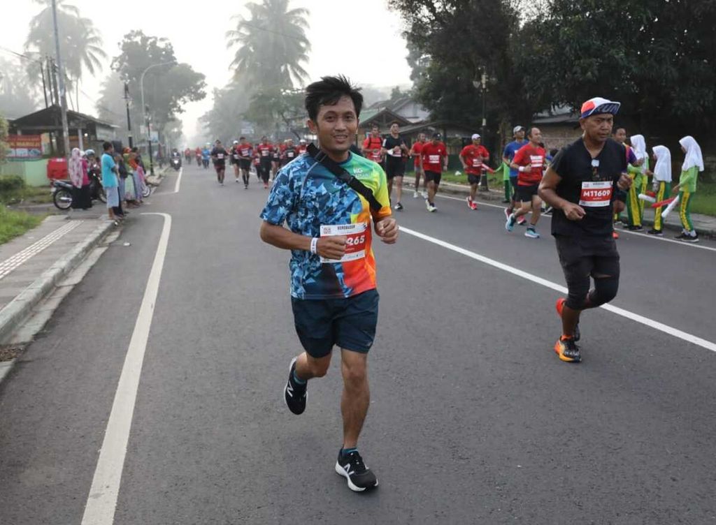 Berlari sembari membawa kamera dan ponsel dalam Borobudur Marathon 2022 Powered by Bank Jateng di Magelang, Jawa Tengah, Minggu (12/11/2022). 